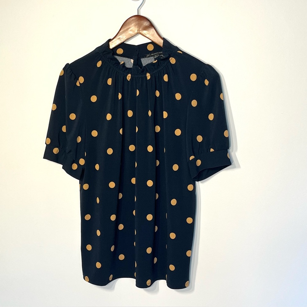 Adrianna Papell navy beige polkadot short sleeve blouse mock neck, drapey Med